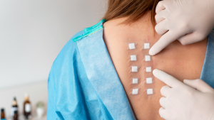 Médico fazendo teste de contato na paciente